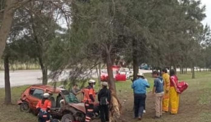 UNA MUJER PERDIÓ LA VIDA MIENTRAS QUE SUS HIJOS RESULTAN HERIDOS EN UN FUERTE ACCIDENTE