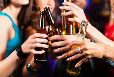 PADRES INVITAN ALCOHOL A ADOLESCENTES.
