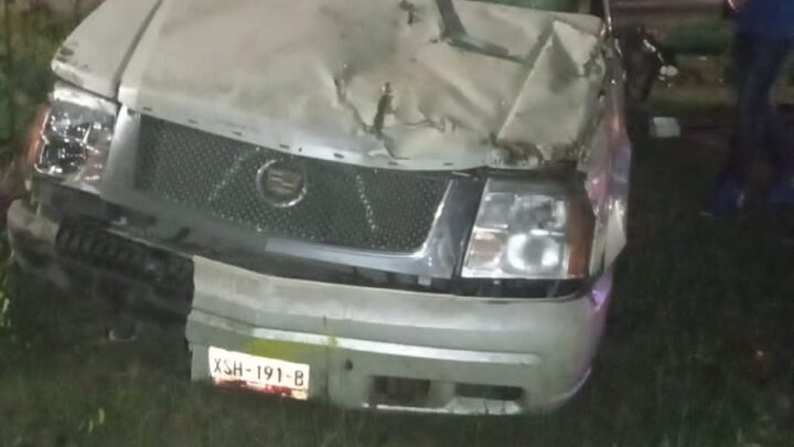 IMPACTA SU LUJOSA CAMIONETA CONTRA UN POSTE DEL ALUMBRADO PUBLICO