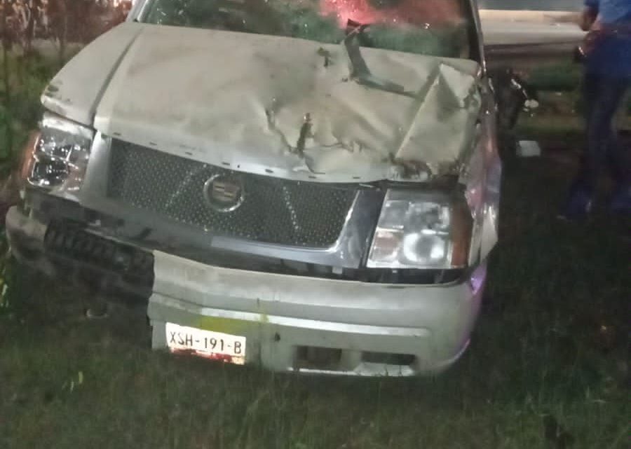 IMPACTA SU LUJOSA CAMIONETA CONTRA UN POSTE DEL ALUMBRADO PUBLICO