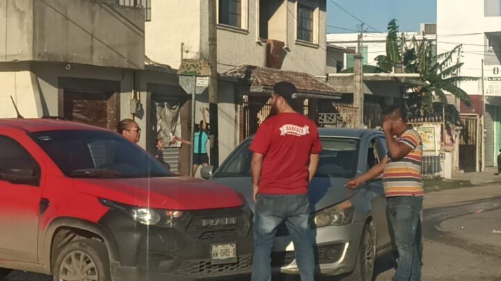 COLONOS PIDEN SEMÁFOROS O TOPES PARA EVITAR CHOQUES.