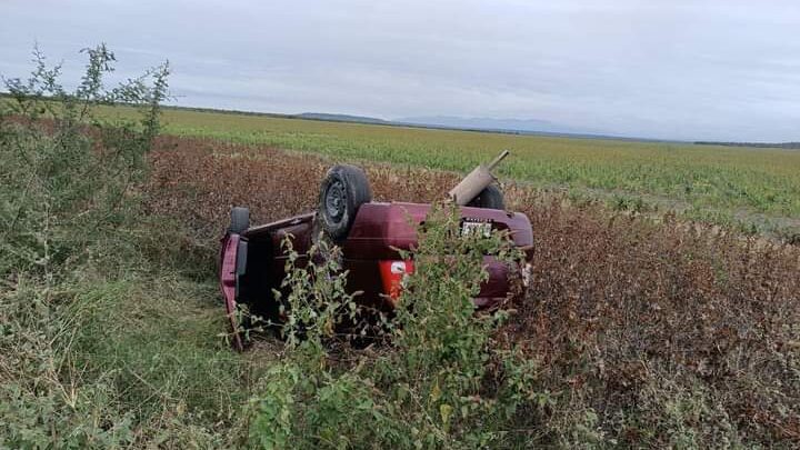 VEHÍCULO COMPACTO VUELCA A LA ALTURA DEL EJIDO EL ROSILLO