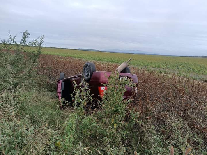 VEHÍCULO COMPACTO VUELCA A LA ALTURA DEL EJIDO EL ROSILLO