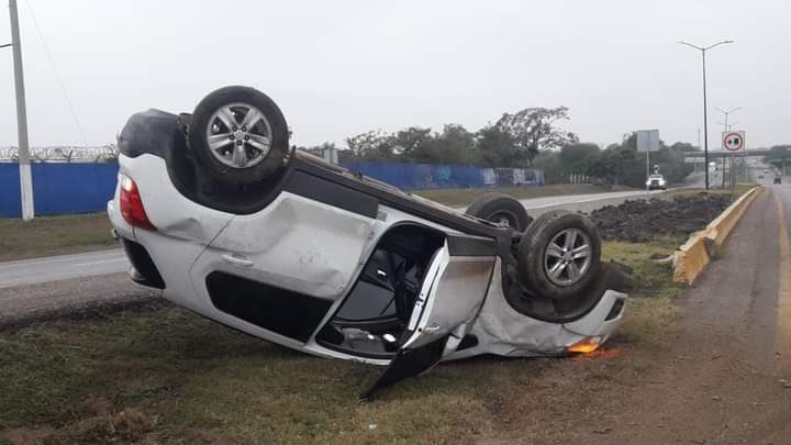 Dos Lesionados en Volcadura
