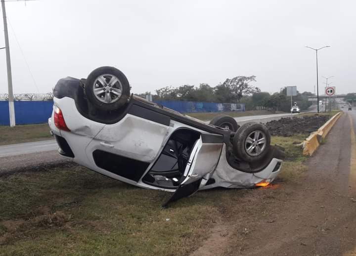 Dos Lesionados en Volcadura