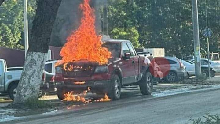 CAMIONETA TERMINA ENVUELTA EN LLAMAS