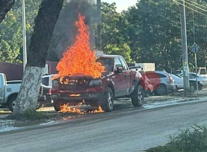 CAMIONETA TERMINA ENVUELTA EN LLAMAS