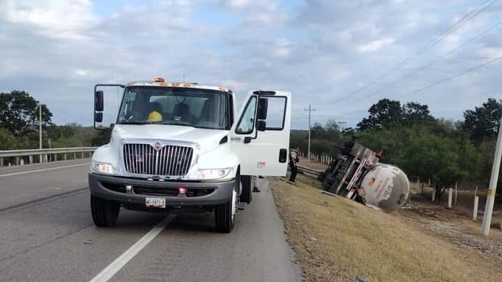 Pipa Cargada Con Combustible Vuelca en el Municipio De Llera