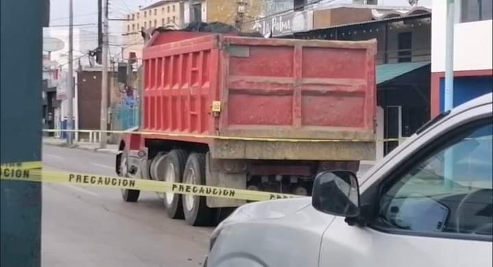 Muere Motociclista al Chocar Con un Camión de Volteo