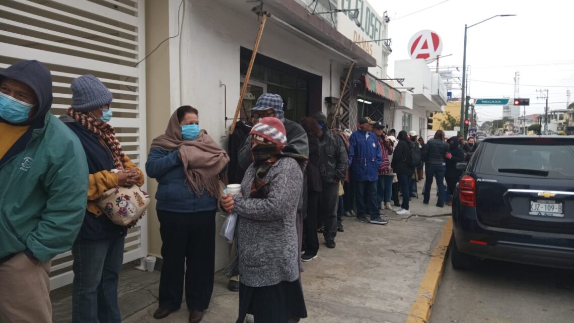 Abuelitos Hacen Fila Para Cobrar Pensión A Pesar Del Frío.