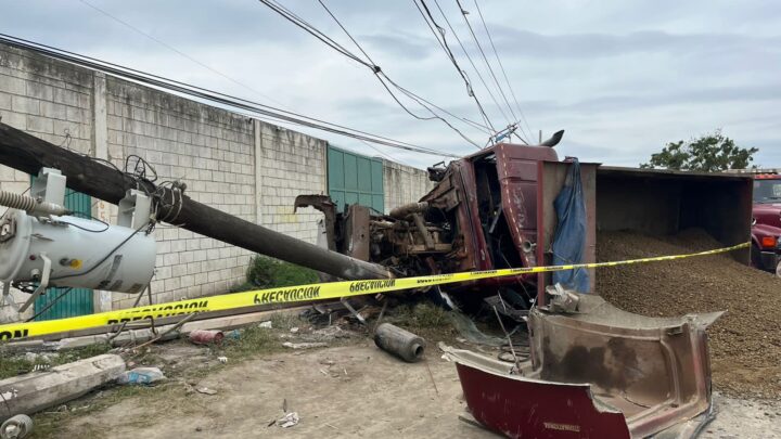 Vuelca Camión Que Transportaba Arena y Mata a Su Conductor