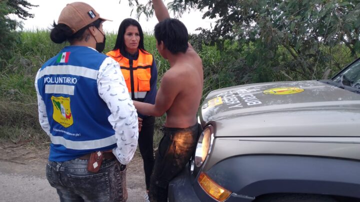 JOVEN SALTA AL RIO TANCUAYALAB, SALE ILESO