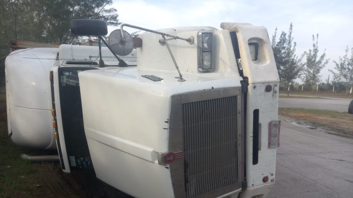 VUELCA TRÁILER EN EL LIBRAMIENTO NORTE DE ALTAMIRA