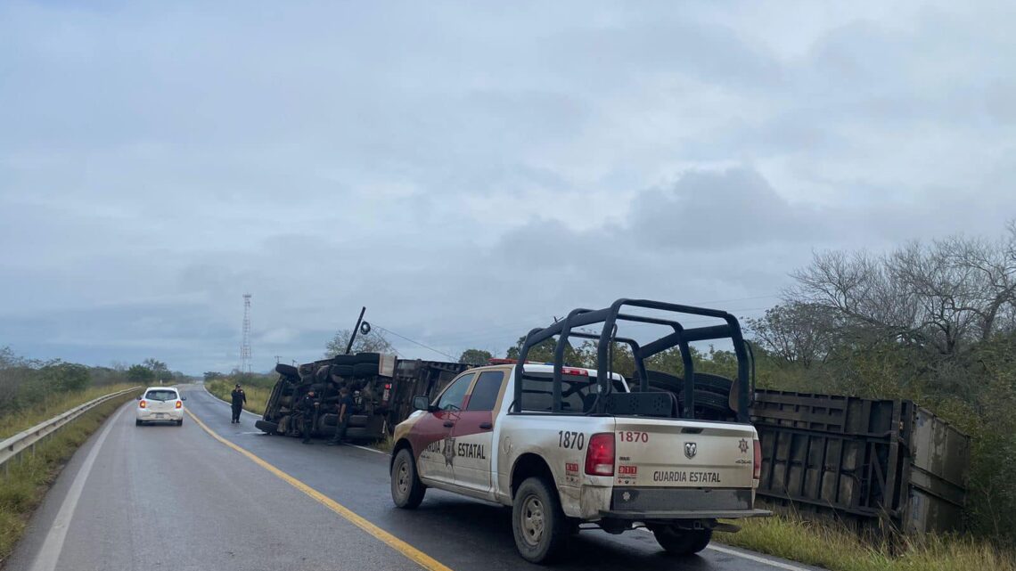 Vuelca Tráiler En El Ejido Las Yucas