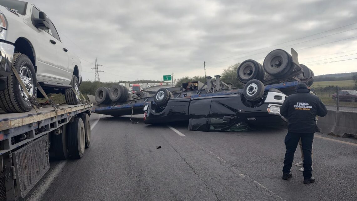 VUELCA TRAILER EN MAINERO, EL ACCIDENTE PORVOCA CIERRE DE CARRETERA