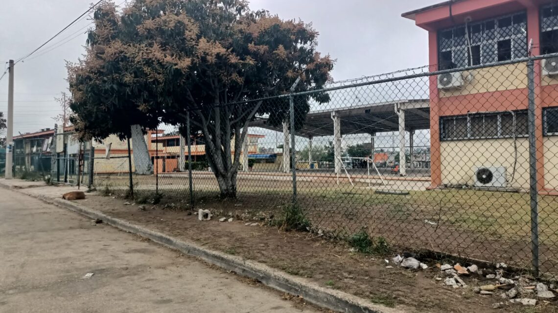 SEPARAN DEL CARGO AL MAESTRO SEÑALADO DE HACER SUPUESTO ACOSO A ALUMNAS SEPARAN DEL CARGO AL MAESTRO SEÑALADO DE HACER SUPUESTO ACOSO A ALUMNAS