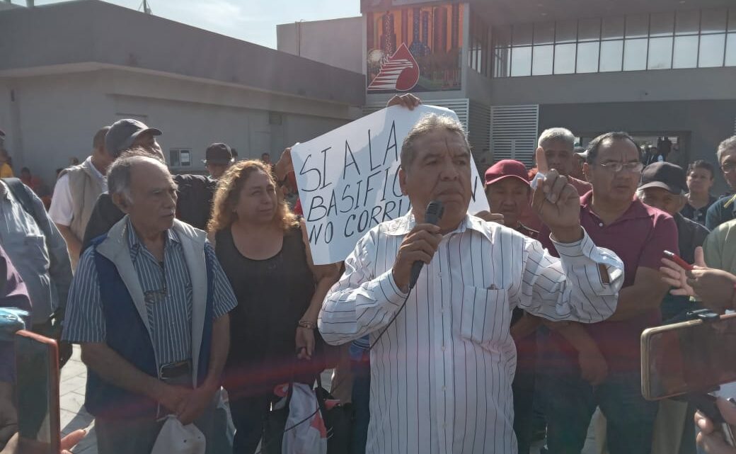 TRABAJADORES TRANSITORIOS DE DIFERENTES SECCIONES PETROLERAS EXIGEN SU BASIFICACIÓN. TRABAJADORES TRANSITORIOS DE DIFERENTES SECCIONES PETROLERAS EXIGEN SU BASIFICACIÓN.