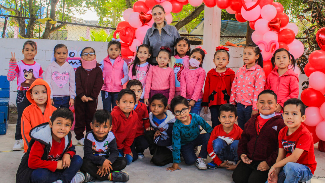 FESTEJA ANA CRISTINA EL DÍA DEL AMOR Y LA AMISTAD CON NIÑAS Y NIÑOS CAIC