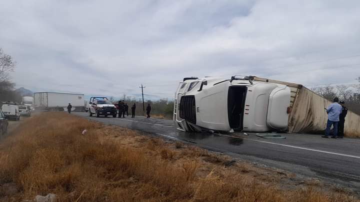 Volcadura De Tráiler Provoca Cierre De Carretera