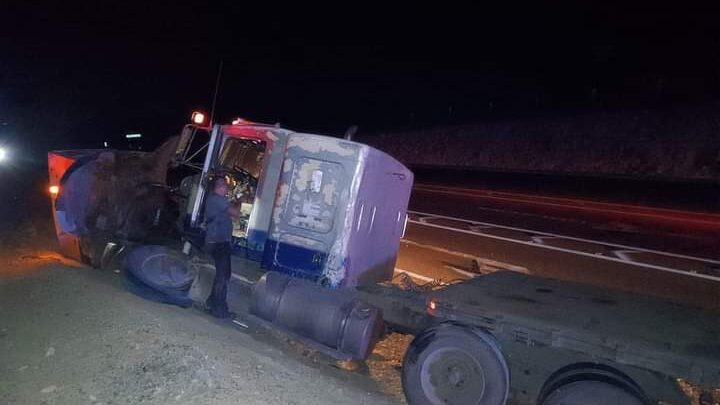 Tractocamión Se  Impacta Con Vehículo Compacto