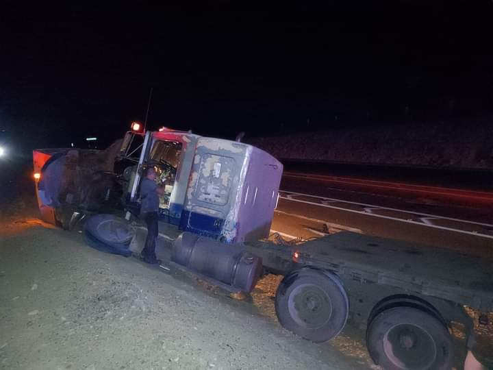 Tractocamión Se Impacta Con Vehículo Compacto Tractocamión Se Impacta Con Vehículo Compacto