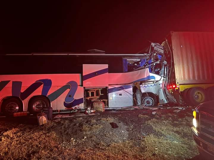 Choque Entre Autobús y Tráiler Deja a 37 Personas Lesionadas y Una Fallecida Choque Entre Autobús y Tráiler Deja a 37 Personas Lesionadas y Una Fallecida