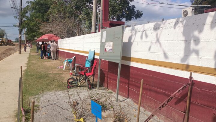 MADRES DE FAMILIA DORMIRÁN AFUERA DE UNA TELESECUNDARIA POR TRES NOCHES PARA ALCANZAR UN LUGAR DE NUEVO INGRESO.