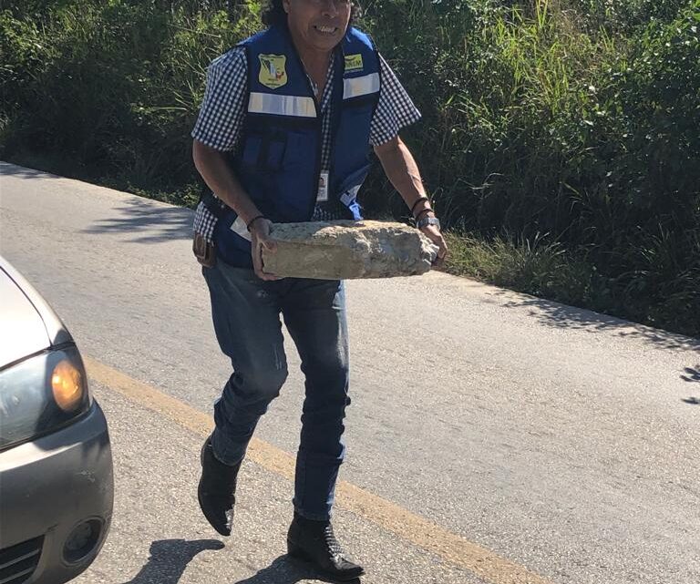 VOLUNTARIOS DE SINAREM TAPAN BACHES EN CARRETERAS DEL NORTE DE VERACRUZ.