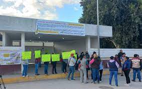 SE RESTABLECEN CLASES EN SECUNDARIA TOMADA POR PADRES DE FAMILIA SE RESTABLECEN CLASES EN SECUNDARIA TOMADA POR PADRES DE FAMILIA