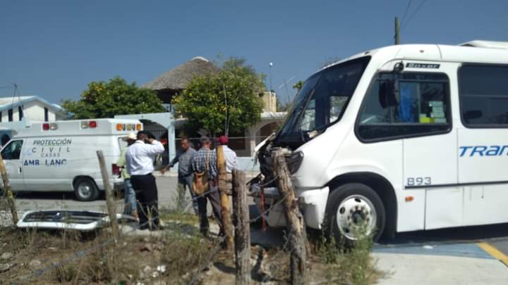 Choca Autobús de Transpais en Villa de Casas.