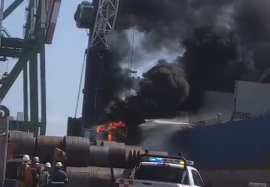 Se Activan Plan de Contingencia en Puerto Industrial de Altamira Debido al Incendio de Una Grúa Se Activan Plan de Contingencia en Puerto Industrial de Altamira Debido al Incendio de Una Grúa