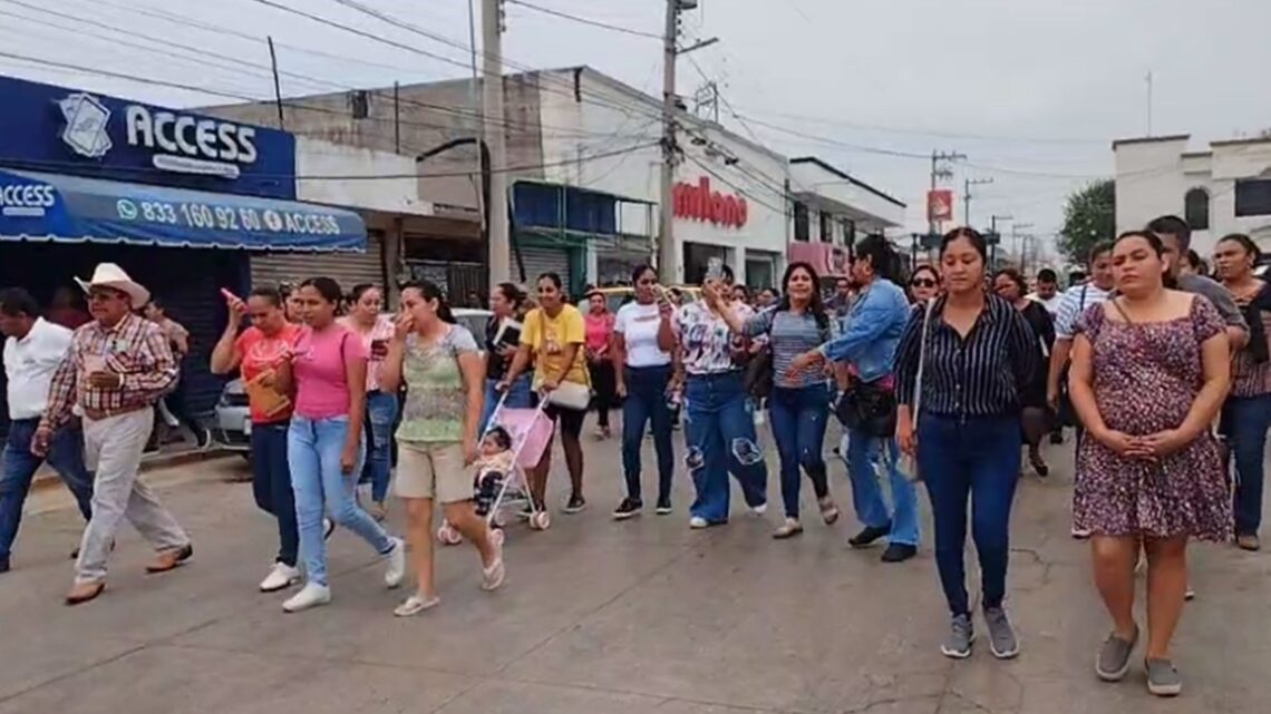 PADRES DE FAMILIA SE MANIFIESTAN PORQUE FISCALÍA DEJA LIBRE A RATERO QUE SE INTRODUJO EN ESCUELA PRIMARIA PADRES DE FAMILIA SE MANIFIESTAN PORQUE FISCALÍA DEJA LIBRE A RATERO QUE SE INTRODUJO EN ESCUELA PRIMARIA