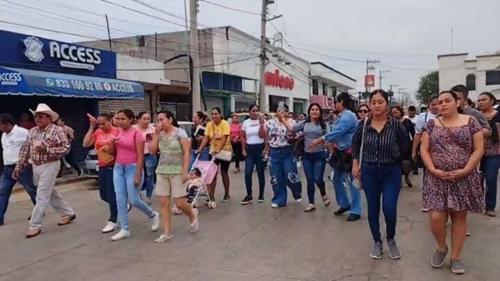 PADRES DE FAMILIA SE MANIFIESTAN PORQUE FISCALÍA DEJA LIBRE A RATERO QUE SE INTRODUJO EN ESCUELA PRIMARIA