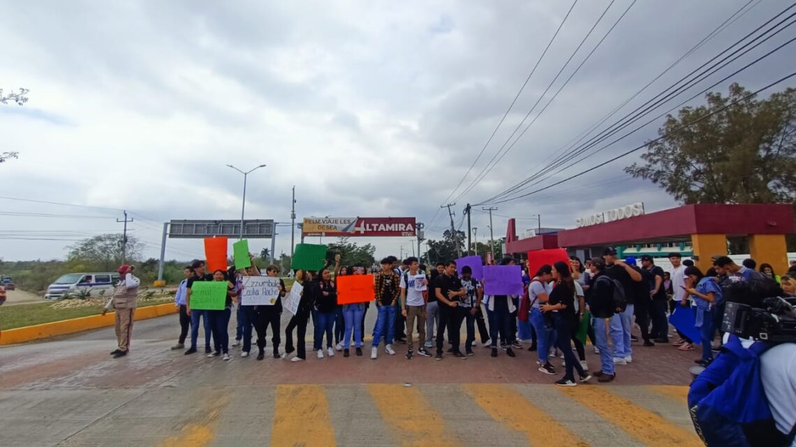 POR SEGUNDO DÍA CONSECUTIVO; LA DIRECTORA SIGUE SIN DAR LA CARA, LOS ALUMNOS VUELVEN A PROTESTAR POR SEGUNDO DÍA CONSECUTIVO; LA DIRECTORA SIGUE SIN DAR LA CARA, LOS ALUMNOS VUELVEN A PROTESTAR