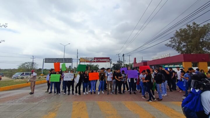 POR SEGUNDO DÍA CONSECUTIVO; LA DIRECTORA SIGUE SIN DAR LA CARA, LOS ALUMNOS VUELVEN A PROTESTAR