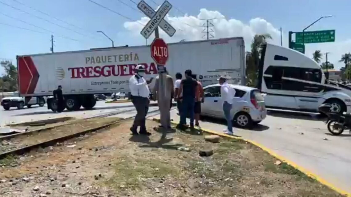 TRÁILER SE ATORA EN VÍAS DEL TREN. TRÁILER SE ATORA EN VÍAS DEL TREN.