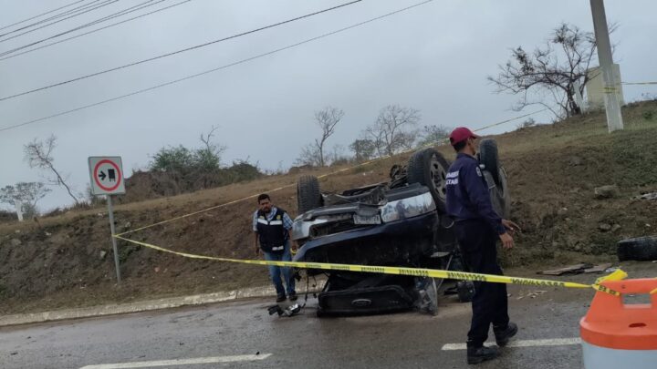 PERCANCES VIALES SE PRESENTAN DURANTE EL FIN DE SEMANA; ENTRE ELLOS DOS VOLCADURAS