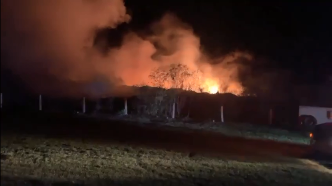 VECINOS REPORTAN QUE EN EL LUGAR DONDE SE REGISTRÓ UNA EXPLOSIÓN, HAY EMANACIONES VECINOS REPORTAN QUE EN EL LUGAR DONDE SE REGISTRÓ UNA EXPLOSIÓN, HAY EMANACIONES