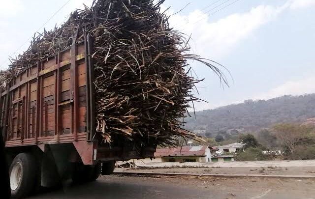 Volcadura de Camión Cañero Deja Un Lesionado