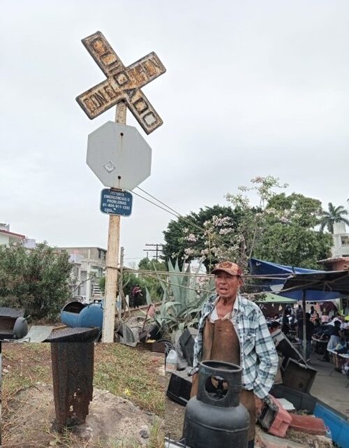 POSTE DE ANUNCIO DE CRUCE DE VÍAS REPRESENTA RIESGO PARA LA POBLACIÓN. POSTE DE ANUNCIO DE CRUCE DE VÍAS REPRESENTA RIESGO PARA LA POBLACIÓN.