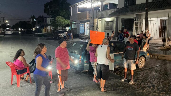 BLOQUEAN CALLES POR FUGAS DE COMAPA.