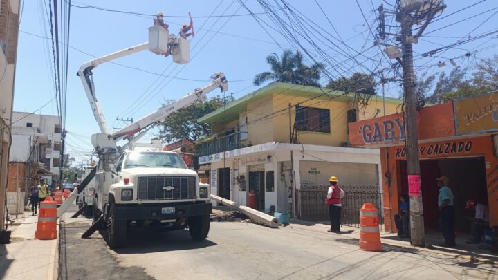 CFE CIERRA CALLE EN EL CENTRO DE ALTAMIRA