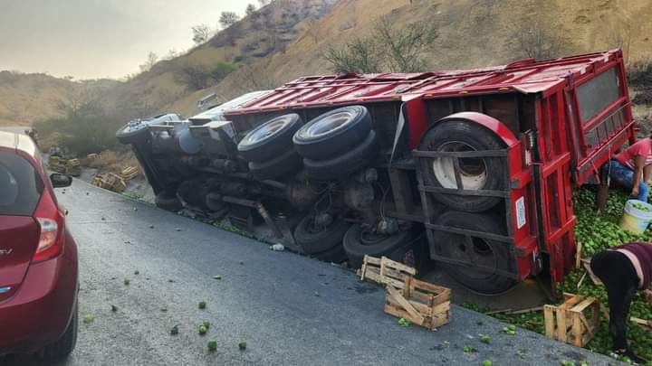 Vuelca Tortón Cargado Con Tomatillo