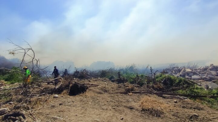 EVACUAN A ALUMNOS DE SANTA ELENA POR INCENDIO EN PASTIZAL