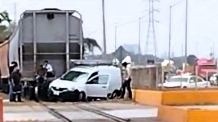 UNA CAMIONETA FUE EMBESTIDA POR TREN DE CARGA EN LA ENTRADA AL PUERTO DE ALTAMIRA