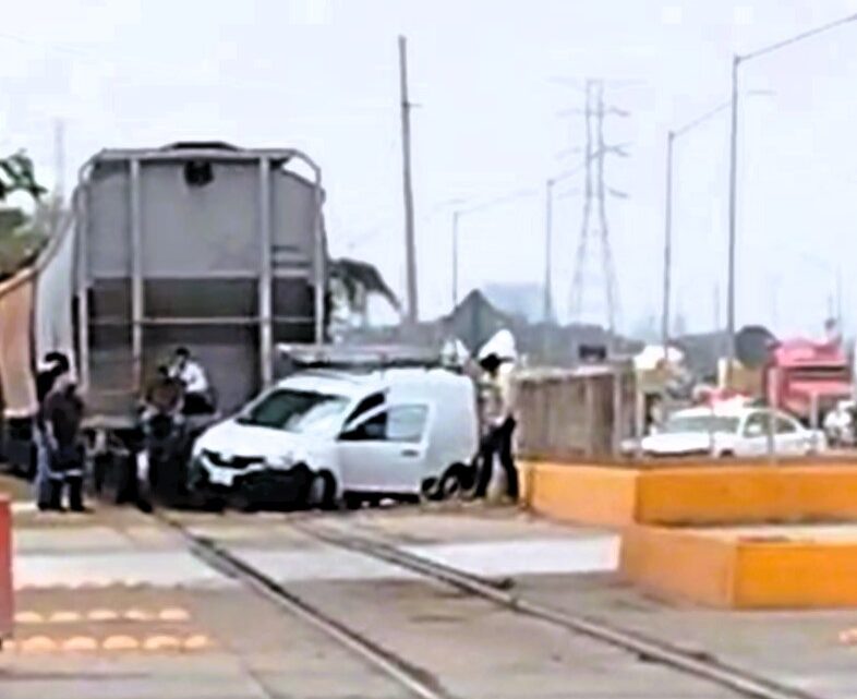 UNA CAMIONETA FUE EMBESTIDA POR TREN DE CARGA EN LA ENTRADA AL PUERTO DE ALTAMIRA UNA CAMIONETA FUE EMBESTIDA POR TREN DE CARGA EN LA ENTRADA AL PUERTO DE ALTAMIRA