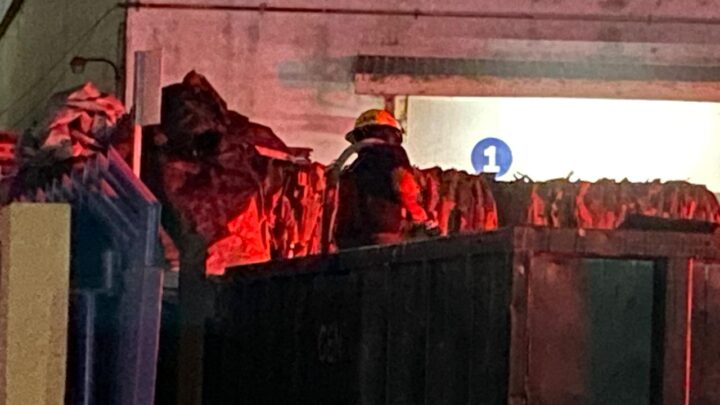 GRAN MOVILIZACIÓN DE UNIDADES DE EMERGENCIA POR EL INCENDIO DE UN CONTENEDOR EN ALMACENES IBARRA