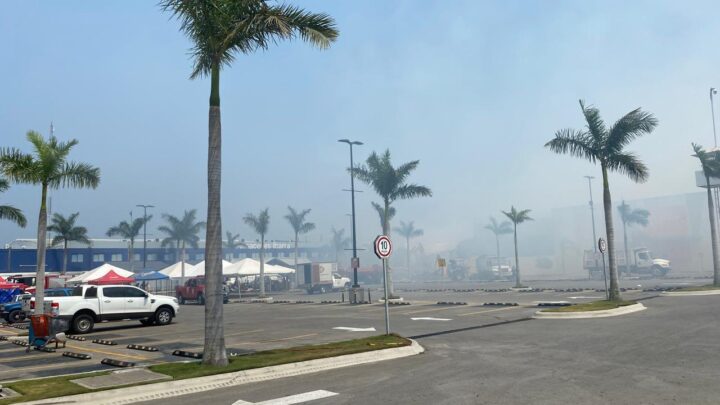 FUEGO EN EL ALMACÉN CONTINÚA, BOMBEROS SIGUEN EN TRABAJOS DE SOFOCARLO