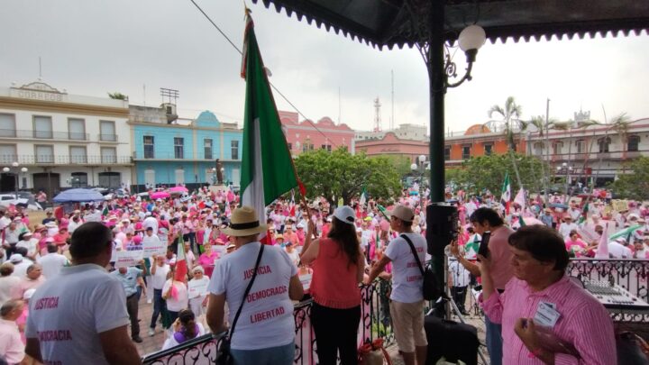Llegan Casi 500 a la Plaza de la Libertad en Tampico por Marea Rosa 