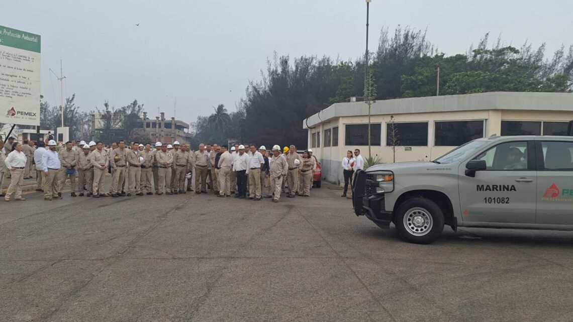 TRABAJADORES PETROLEROS EVITAN INGRESO DE MARINOS A INSTALACIONES DEL CERENAV. TRABAJADORES PETROLEROS EVITAN INGRESO DE MARINOS A INSTALACIONES DEL CERENAV.